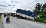 Xe tải tông nam công nhân tử nạn rồi lao xuống vệ đường