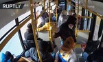 Clip nữ tiếp viên xe buýt bị hành hung dã man vì nhắc đeo khẩu trang
