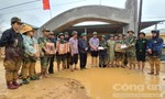 Thông xe vào các xã cô lập ở Quảng Trị để cứu trợ người dân
