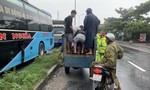 CSGT và người dân đi 4 km phát cơm miễn phí cho tài xế tránh bão