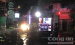 Cảnh sát cứu ba người nước ngoài kẹt trong đám cháy ở Sài Gòn