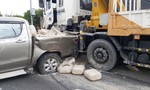 Xe cẩu tông nát xe bán tải chở hóa chất trên cao tốc TPHCM - Trung Lương