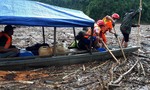 Hình ảnh lực lượng cứu hộ tìm nạn nhân mất tích ở Trà Leng trên sông