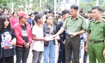 Báo Công an TPHCM tặng quà cứu trợ đồng bào xã biên giới Quảng Bình