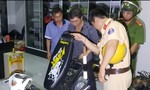 Phát hiện nhiều xe máy độ trong tiệm sửa xe máy ở Tiền Giang