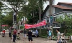 Cư dân "làng biệt thự" ở Đồng Nai căng băng rôn đòi sổ hồng