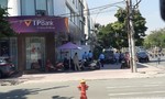 Thanh niên tẩm xăng xông vào ngân hàng TPBank ở Sài Gòn cướp tiền, bị bỏng nặng
