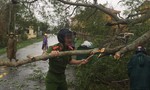 Công an và lực lượng chức năng khắc phục thiệt hại do bão số 13 tại TT-Huế
