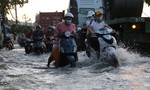 Triều cường dâng cao, người Sài Gòn lội nước về nhà