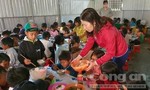 Những thầy cô góp gạo, thổi cơm “dụ” học sinh vùng cao đến trường