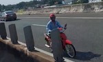 Liều lĩnh chạy xe máy ngược chiều trên đường cao tốc TPHCM - Trung Lương