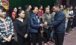 Báo Công an TPHCM trao 400 phần quà cho người dân vùng lũ ở Hà Tĩnh