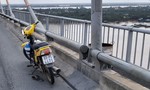 Người đàn ông để lại xe máy trên cầu, gieo mình xuống sông Tiền