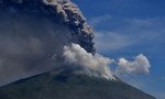 Clip núi lửa Indonesia phun trào cột tro khói cao 4 km, 2.800 người sơ tán