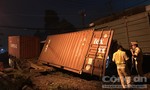 Không có gác chắn, container băng qua đường ray bị tàu hỏa tông đứt lìa