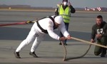Clip người đàn ông khỏe nhất nước Nga kéo máy bay Boeing 36 tấn