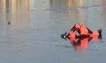 Clip nhân viên cứu hộ Nga mạo hiểm cứu chú vịt trên mặt băng tan