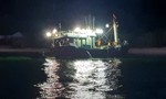 Tàu cá Bình Định va vào đá ngầm, 12 ngư dân được cứu nạn