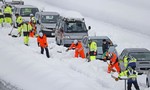 Hình ảnh hơn 1.000 người Nhật kẹt xe suốt đêm trên cao tốc vì bão tuyết
