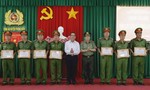 Công an huyện Phong Điền nhận Cờ thi đua của Chính phủ