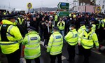 Hình ảnh căng thẳng giữa tài xế và cảnh sát ở biên giới Anh vì dịch nCoV
