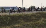Tụ tập đua xe trên đường dẫn lên cao tốc TPHCM – Trung Lương