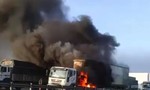 Clip xe container cháy ngùn ngụt trên cầu ở Sài Gòn