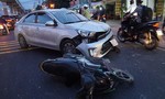 Ô tô tông nhiều xe máy giữa ngã tư ở Sài Gòn, 3 người bị thương nặng