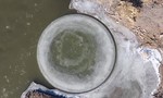 Clip "đĩa băng" rộng 6m xoay tròn trên sông
