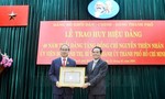 Bí thư Thành ủy Nguyễn Thiện Nhân nhận Huy hiệu 40 năm tuổi Đảng