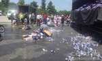 Xe tải chở bia Tiger lật, hàng trăm thùng bia rơi vãi trên đường
