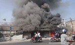 Xưởng gỗ ở Sài Gòn cháy dữ dội