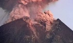 Cận cảnh núi lửa phun trào, tro bụi bay lên cao 2.000m