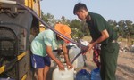 Long An: Dân thiếu nước ngọt trầm trọng, Bộ đội phải cứu viện