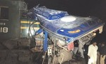 Tai nạn thảm khốc khi tàu hỏa 'xé đôi' xe buýt, 20 người thiệt mạng