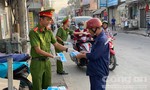 Công an ở Đồng Nai, Bình Thuận phát khẩu trang miễn phí cho dân
