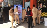 CSGT Lâm Đồng phát 5.000 khẩu trang cho người dân