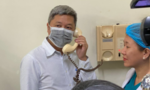 Thứ trưởng Bộ Y tế trò chuyện với Việt kiều nhiễm virus corona qua bộ đàm