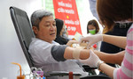 Thứ trưởng Bộ Y tế vừa chống dịch, vừa sẵn sàng hiến máu vì người bệnh