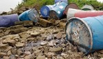 Nhiều thùng phuy nghi chứa hóa chất bị đổ trộm xuống sông Hồng