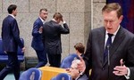 Bộ trưởng Y tế Hà Lan ngất xỉu vì kiệt sức khi họp về nCoV