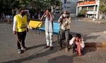 Ấn Độ phạt roi, “thụt dầu” với người vi phạm lệnh phong tỏa