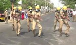 Video lính cứu hỏa Ấn Độ nhảy điệu "Ghen Cô vy"