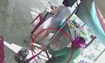 Clip người phụ nữ nhanh tay trộm điện thoại khi mua bánh mì