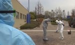 Clip chuyên gia y tế quân đội Nga bước vào “cứ địa chết” ở Ý