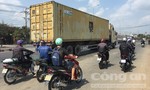 Xe container kéo lê xe máy trên QL51, 2 người thương vong