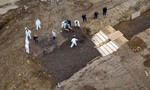 Mỹ đào hố chôn tập thể những người chết do nCoV không thân nhân