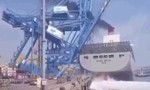 Clip khoảnh khắc tàu chở container tông sập cần cẩu hàng ở Hàn Quốc