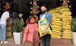 Hoa hậu Tiểu Vy tặng gạo trong mùa dịch