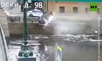 Clip tài xế Nga say rượu tông lan can, xe lơ lửng ở bờ sông